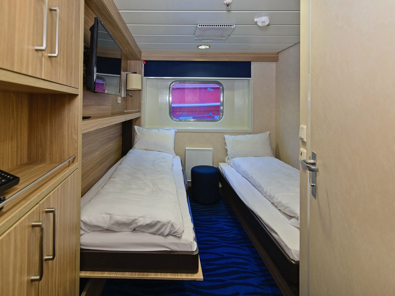 Polar Outside | Twin on middle or upper deck with window (restricted view)